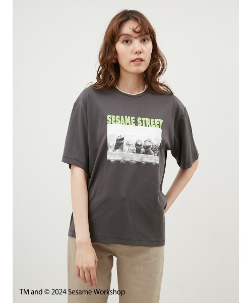 Mila Owen（ミラオーウェン）の「【SESAME STREET】キャラクターフォトTシャツ（Tシャツ/カットソー・レディース・チャコールグレー/ホワイト/ベージュ・0/1）」の18枚目の写真
