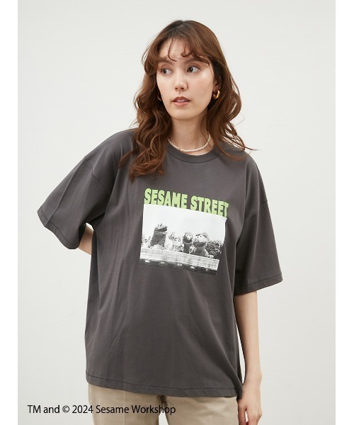 Mila Owen（ミラオーウェン）の「【SESAME STREET】キャラクターフォトTシャツ（Tシャツ/カットソー・レディース・チャコールグレー/ホワイト/ベージュ・0/1）」の19枚目の写真