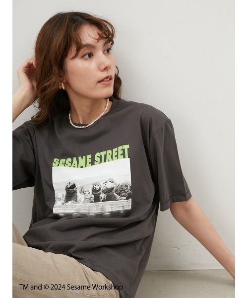 Mila Owen（ミラオーウェン）の「【SESAME STREET】キャラクターフォトTシャツ（Tシャツ/カットソー・レディース・チャコールグレー/ホワイト/ベージュ・0/1）」の20枚目の写真
