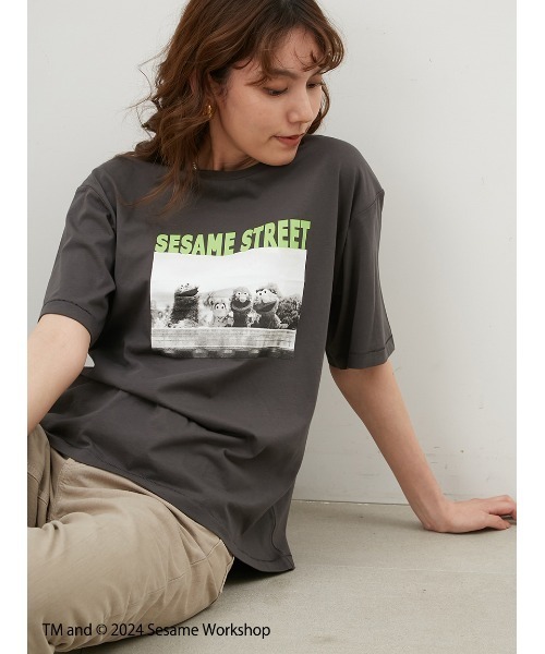 Mila Owen（ミラオーウェン）の「【SESAME STREET】キャラクターフォトTシャツ（Tシャツ/カットソー・レディース・チャコールグレー/ホワイト/ベージュ・0/1）」の21枚目の写真