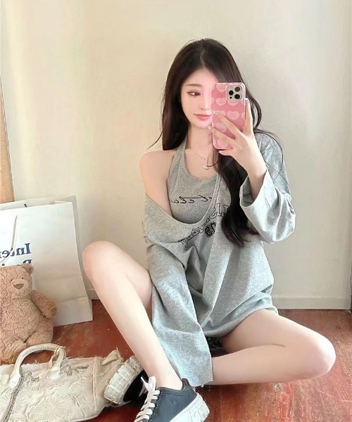DEVICE（デバイス）の「ナンバリング ロゴ レイヤード 韓国 ストリート y2k 古着風 ルーズ ロンT タンクトップ セット アイテム（Tシャツ/カットソー・レディース・グレー・FREE）」の2枚目の写真