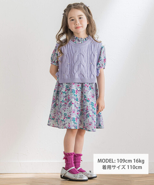 BeBe（ベベ）の「【お揃い】サテンフローラルパフスリーブワンピース(90~150cm)（ワンピース・キッズ・パープル系その他・130cm/120cm/110cm/150cm/140cm/90cm/100cm）」の2枚目の写真