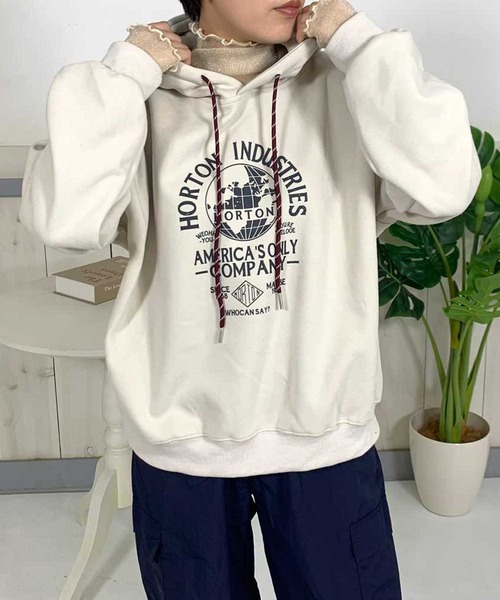 CRB(シーアールビー)の「カレッジロゴビッグパーカープルオーバー(パーカー・レディース・ベージュ/グレー/チャコールグレー・F)」の1枚目の写真