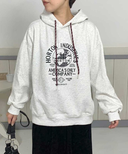 CRB(シーアールビー)の「カレッジロゴビッグパーカープルオーバー(パーカー・レディース・ベージュ/グレー/チャコールグレー・F)」の3枚目の写真