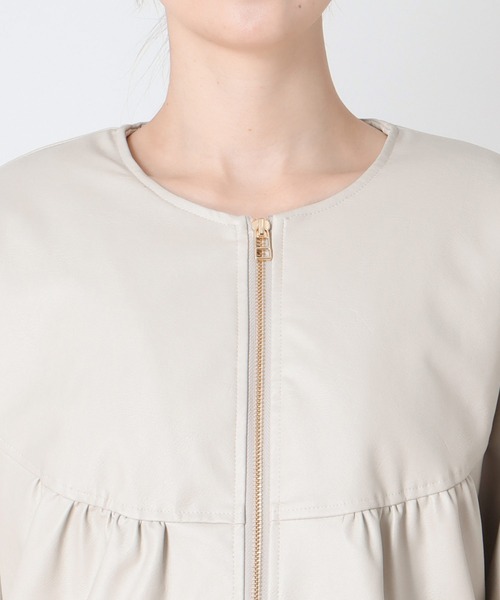 Three Four Time(スリーフォータイム)の「薄中綿ギャザーヨークジャケット(ブルゾン・レディース・ブラック/アイボリー・FREE)」の5枚目の写真