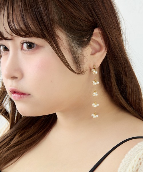 Louiosy(ルオシー)の「【チタンポスト】フラワー風パールティアードロングピアス(ピアス(両耳用)・レディース・ゴールド・FREE)」の1枚目の写真