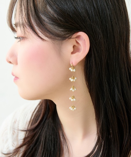 Louiosy(ルオシー)の「【チタンポスト】フラワー風パールティアードロングピアス(ピアス(両耳用)・レディース・ゴールド・FREE)」の2枚目の写真