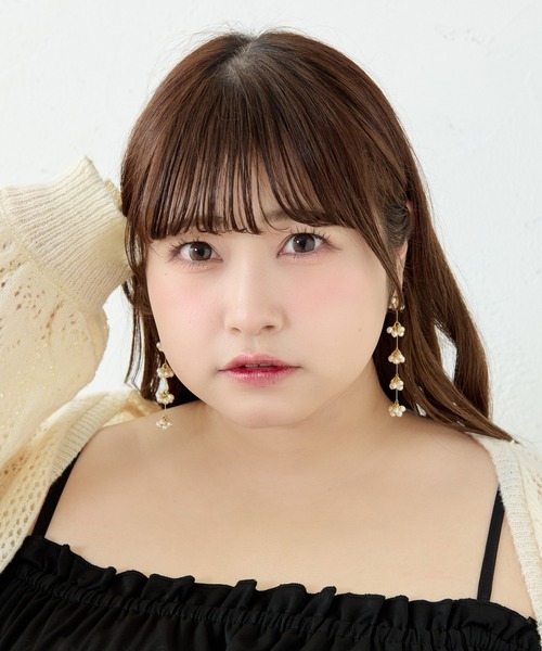 Louiosy(ルオシー)の「【チタンポスト】フラワー風パールティアードロングピアス(ピアス(両耳用)・レディース・ゴールド・FREE)」の3枚目の写真