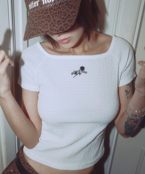 NIIER NOR(ニアノア)の「A'GEM/9 × .kom 『NIIER NOR/ニーアノア』 WRINKLE OFF SHOULDER CROP TOP/リンクル オフショルダー クロップ TEE(Tシャツ/カットソー・レディース・ホワイト/ブラック・FREE)」の1枚目の写真