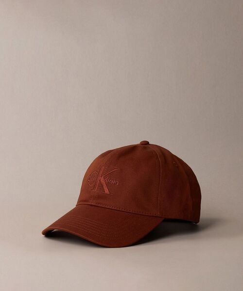 Calvin Klein（カルバン・クライン）の「キャップ - MONOLOGO モノグラムロゴベースボールキャップ[JUNG KOOK / ジョングク着用商品]（キャップ・メンズ・ブルー系その他/グリーン系その他/ホワイト/ブラック/ネイビー/イエロー系その他/ブルー系その他2/レッド系その他/ダークグリーン/ライトブルー/ブラウン/ベージュ/グレイッシュブルー/サンドベージュ/ナチュラル/ベージュ系その他2/チョコ・FREE）」の4枚目の写真
