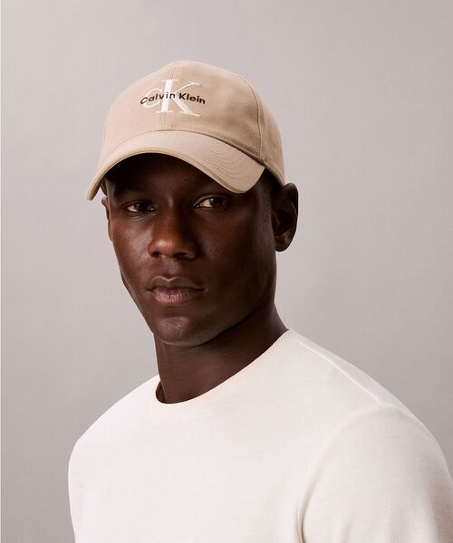 Calvin Klein（カルバン・クライン）の「キャップ - MONOLOGO モノグラムロゴベースボールキャップ[JUNG KOOK / ジョングク着用商品]（キャップ・メンズ・ブルー系その他/グリーン系その他/ホワイト/ブラック/ネイビー/イエロー系その他/ブルー系その他2/レッド系その他/ダークグリーン/ライトブルー/ブラウン/ベージュ/グレイッシュブルー/サンドベージュ/ナチュラル・FREE）」の6枚目の写真