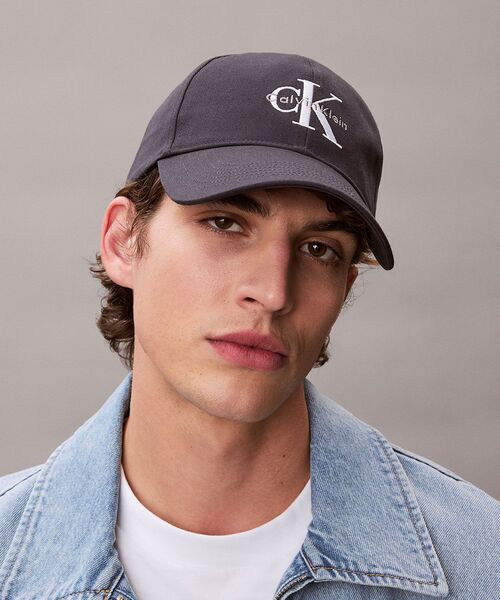 Calvin Klein（カルバン・クライン）の「キャップ - MONOLOGO モノグラムロゴベースボールキャップ[JUNG KOOK / ジョングク着用商品]（キャップ・メンズ・ブルー系その他/グリーン系その他/ホワイト/ブラック/ネイビー/イエロー系その他/ブルー系その他2/レッド系その他/ダークグリーン/ライトブルー/ブラウン/ベージュ/グレイッシュブルー/サンドベージュ/ナチュラル・FREE）」の12枚目の写真