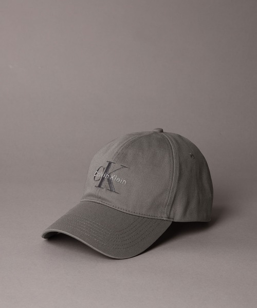 Calvin Klein（カルバン・クライン）の「キャップ - MONOLOGO モノグラムロゴベースボールキャップ[JUNG KOOK / ジョングク着用商品]（キャップ・メンズ・ブルー系その他/グリーン系その他/ホワイト/ブラック/ネイビー/イエロー系その他/ブルー系その他2/レッド系その他/ダークグリーン/ライトブルー/ブラウン/ベージュ/グレイッシュブルー/サンドベージュ/ナチュラル・FREE）」の4枚目の写真