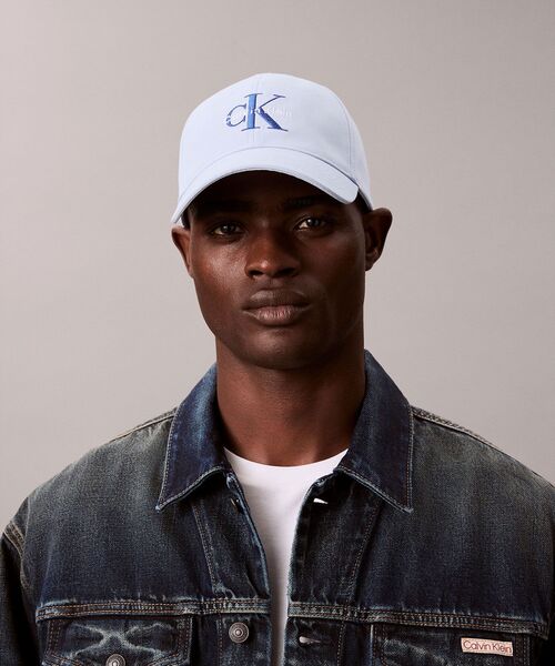 Calvin Klein（カルバン・クライン）の「キャップ - MONOLOGO モノグラムロゴベースボールキャップ（キャップ・メンズ・ブルー系その他/グリーン系その他/ホワイト/ブラック/ネイビー/イエロー系その他/ブルー系その他2/レッド系その他/ダークグリーン/ライトブルー/ブラウン/ベージュ・FREE）」の7枚目の写真