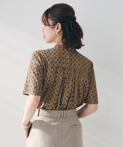 UNTITLED（アンタイトル）の「【セットアップ可能/オンオフ】小紋柄ブラウス（シャツ/ブラウス・レディース・ホワイト系1/ブラウン系1/ネイビー系・00/02/04/44/48）」の10枚目の写真