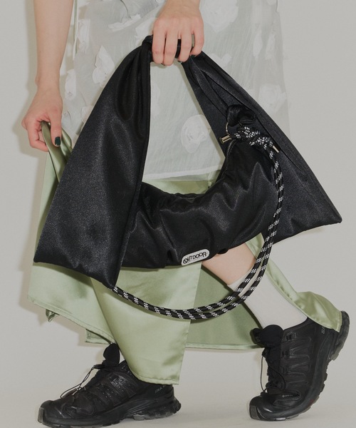 yae(ヤエ)の「【OUTDOOR×yae】Paracord big ribbon bag(ハンドバッグ・レディース・ブラック/グレー/ピンク・FREE)」の2枚目の写真