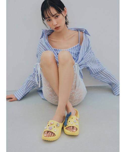 LILY BROWN（リリーブラウン）の「【Crocs for LILY BROWN】Bae Slide（パンプス・レディース・イエロー・24cm/23cm/22cm）」の3枚目の写真
