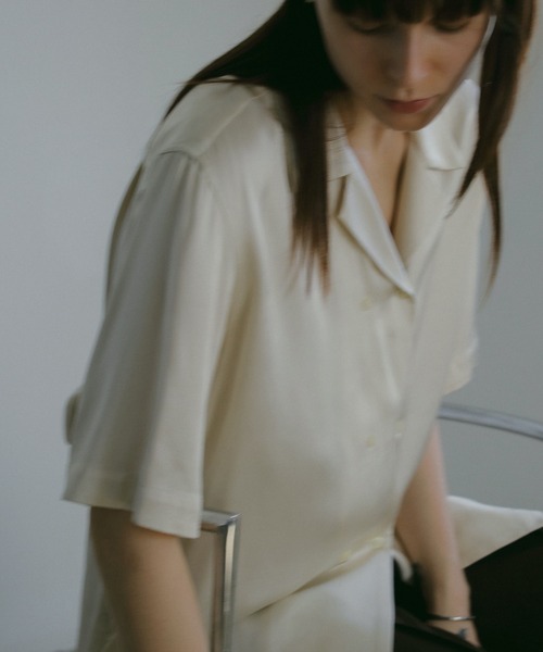 MANOF(マノフ)の「SATIN OVER SHIRTS(シャツ/ブラウス・レディース・アイボリー/ブラック/ブルー・FREE)」の3枚目の写真