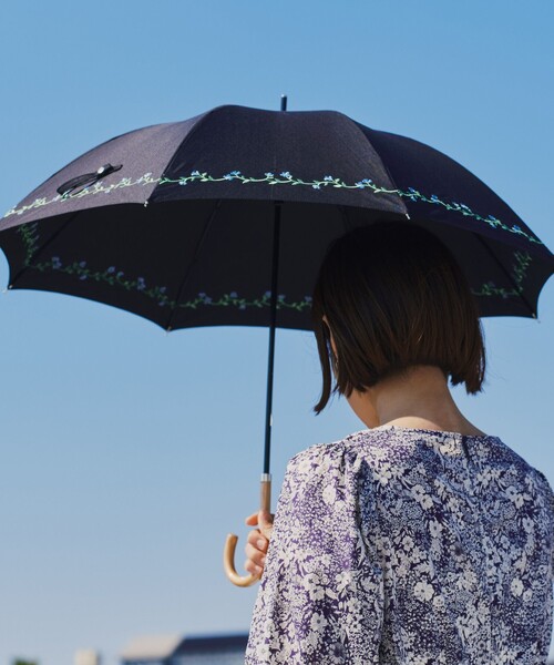 Afternoon Tea（アフタヌーンティー）の「小花刺繍晴雨兼用長傘 日傘（長傘・レディース・ブラック/ネイビー・ONE SIZE）」の3枚目の写真