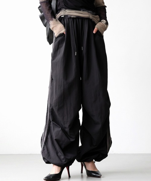 antiqua(アンティカ)の「配色 ダブルライン ワイドパンツ(その他パンツ・レディース・カーキ/ブラック・ONESIZE)」の1枚目の写真