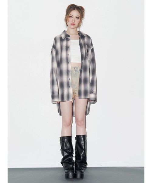 EVRIS（エヴリス）の「ハイダメージデニムショートパンツ（デニムパンツ・レディース・ライトブルー/インディゴブルー・SMALL/MEDIUM）」の3枚目の写真