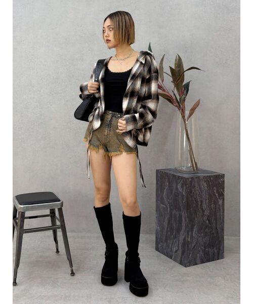 EVRIS（エヴリス）の「ハイダメージデニムショートパンツ（デニムパンツ・レディース・ライトブルー/インディゴブルー・SMALL/MEDIUM）」の9枚目の写真