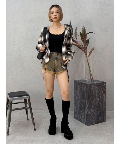 EVRIS（エヴリス）の「ハイダメージデニムショートパンツ（デニムパンツ・レディース・ライトブルー/インディゴブルー・SMALL/MEDIUM）」の10枚目の写真