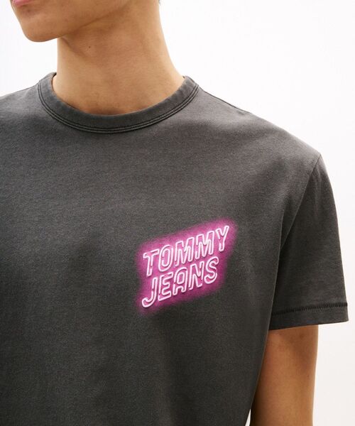 tommy jeans（トミー ジーンズ）の「レギュラーノベルティフェアTシャツ（Tシャツ/カットソー・メンズ・ブラック/ブルー/ホワイト・SMALL/X-SMALL/MEDIUM/LARGE/X-LARGE）」の13枚目の写真