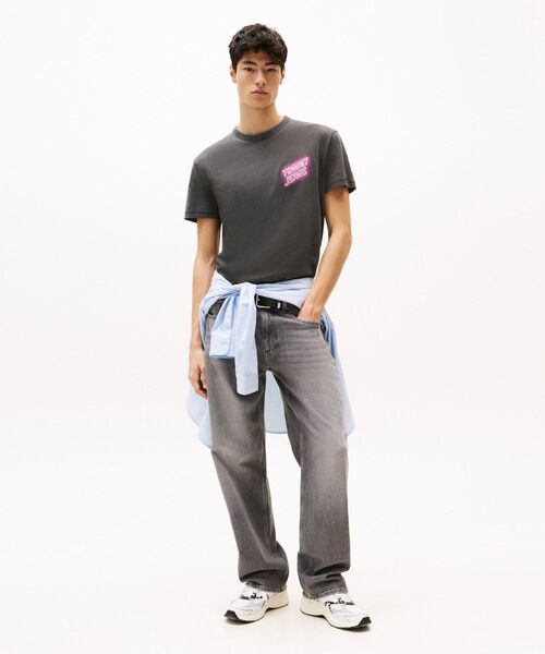 tommy jeans（トミー ジーンズ）の「レギュラーノベルティフェアTシャツ（Tシャツ/カットソー・メンズ・ブラック/ブルー/ホワイト・SMALL/X-SMALL/MEDIUM/LARGE/X-LARGE）」の14枚目の写真