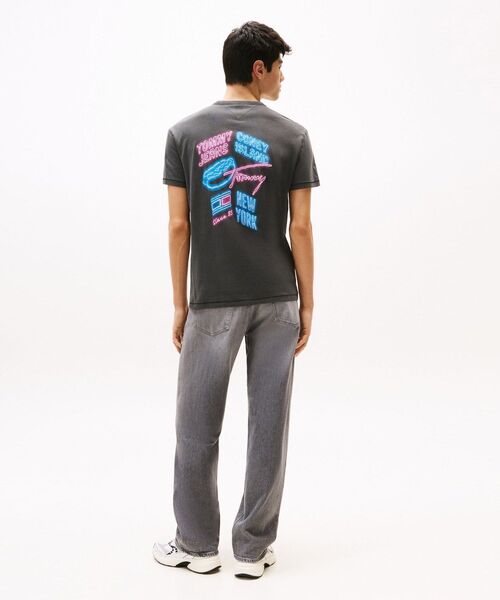 tommy jeans（トミー ジーンズ）の「レギュラーノベルティフェアTシャツ（Tシャツ/カットソー・メンズ・ブラック/ブルー/ホワイト・SMALL/X-SMALL/MEDIUM/LARGE/X-LARGE）」の15枚目の写真