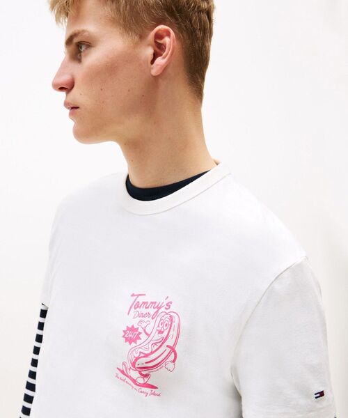 tommy jeans（トミー ジーンズ）の「レギュラーノベルティフェアTシャツ（Tシャツ/カットソー・メンズ・ブラック/ブルー/ホワイト・SMALL/X-SMALL/MEDIUM/LARGE/X-LARGE）」の7枚目の写真
