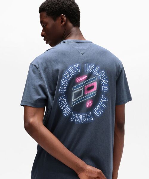 tommy jeans（トミー ジーンズ）の「レギュラーノベルティフェアTシャツ（Tシャツ/カットソー・メンズ・ブラック/ブルー/ホワイト・SMALL/X-SMALL/MEDIUM/LARGE/X-LARGE）」の11枚目の写真