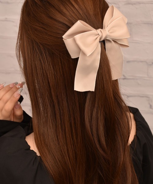 VIBGYOR Women(ヴィブジョー ウィメン)の「【float】サテン リボン デザイン バレッタ【6色展開】(バレッタ/ヘアクリップ・レディース・ブラック/ベビーピンク/ベージュ/レッド/モスグリーン/マスタード・FREE)」の3枚目の写真