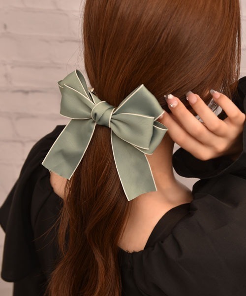 VIBGYOR Women(ヴィブジョー ウィメン)の「【float】サテン リボン デザイン バレッタ【6色展開】(バレッタ/ヘアクリップ・レディース・ブラック/ベビーピンク/ベージュ/レッド/モスグリーン/マスタード・FREE)」の4枚目の写真