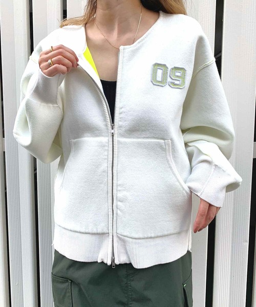 Q（キュー）の「フェルト刺繍ニットブルゾン（ブルゾン・レディース・ホワイト/ブラック・MEDIUM）」の2枚目の写真