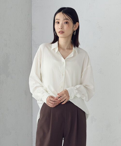 COMME CA ISM(コムサイズム)の「ニュアンス ロングシャツ(シャツ/ブラウス・レディース・ダークブラウン/ホワイト・LARGE/MEDIUM)」の1枚目の写真