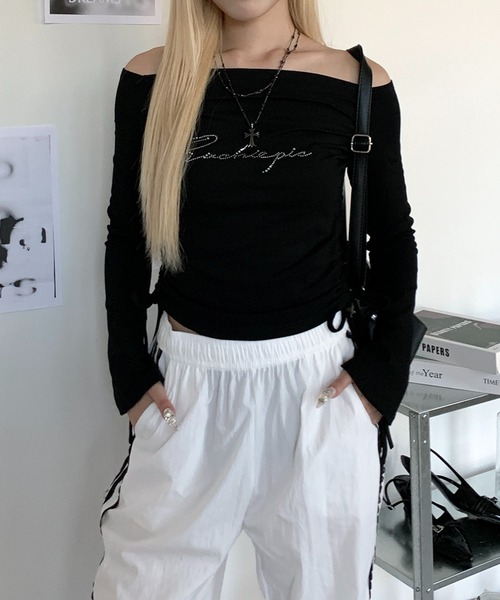 lilful（リルフル）の「サイドシャーリングラインストーンオフショルロゴロンT（Tシャツ/カットソー・レディース・ブラック・M/S）」の4枚目の写真