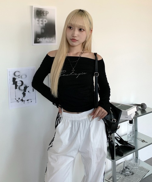 lilful（リルフル）の「サイドシャーリングラインストーンオフショルロゴロンT（Tシャツ/カットソー・レディース・ブラック・M/S）」の5枚目の写真