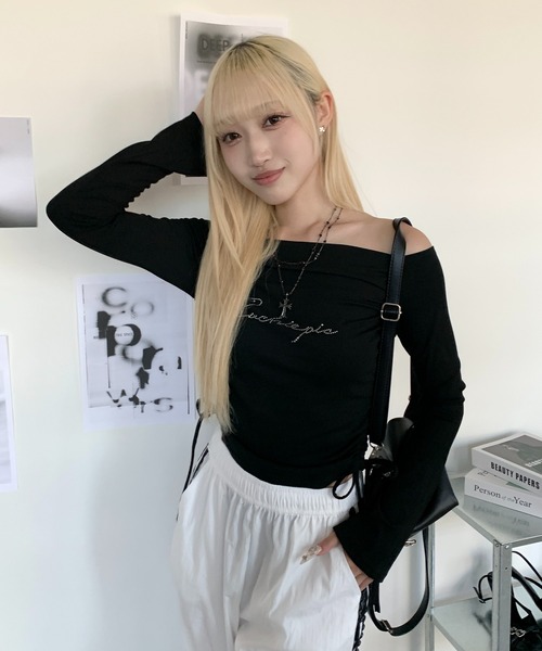 lilful（リルフル）の「サイドシャーリングラインストーンオフショルロゴロンT（Tシャツ/カットソー・レディース・ブラック・M/S）」の7枚目の写真