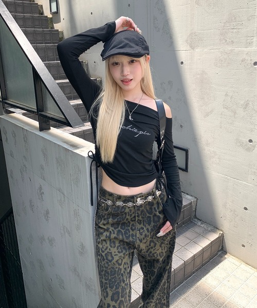 lilful（リルフル）の「サイドシャーリングラインストーンオフショルロゴロンT（Tシャツ/カットソー・レディース・ブラック・M/S）」の19枚目の写真