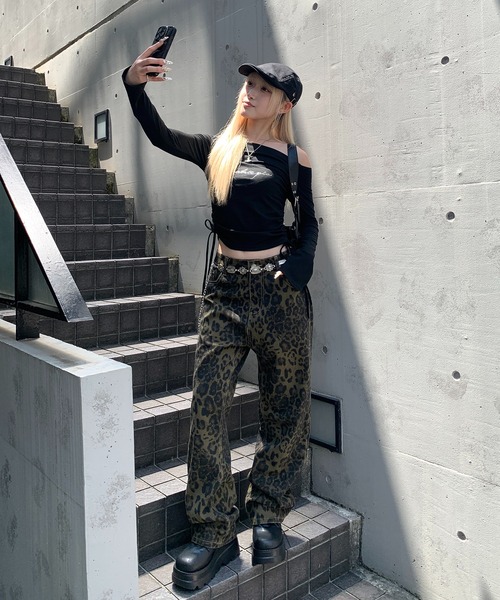lilful（リルフル）の「サイドシャーリングラインストーンオフショルロゴロンT（Tシャツ/カットソー・レディース・ブラック・M/S）」の22枚目の写真