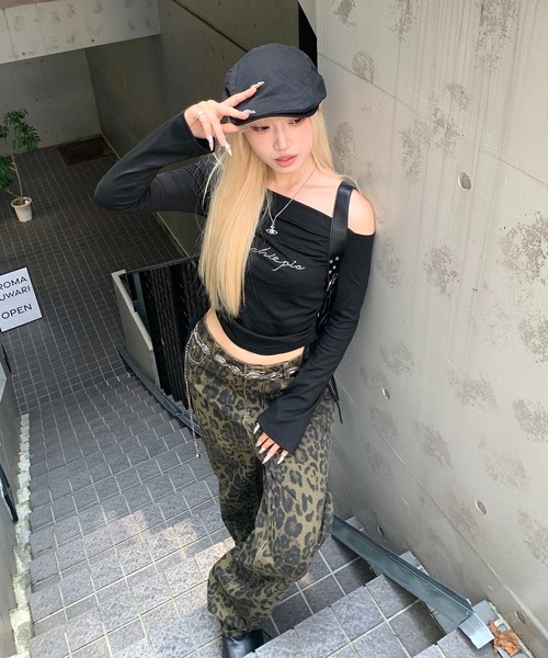 lilful（リルフル）の「サイドシャーリングラインストーンオフショルロゴロンT（Tシャツ/カットソー・レディース・ブラック・M/S）」の17枚目の写真