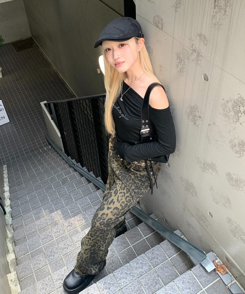 lilful（リルフル）の「サイドシャーリングラインストーンオフショルロゴロンT（Tシャツ/カットソー・レディース・ブラック・M/S）」の18枚目の写真
