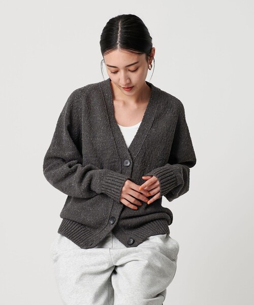 BEAUTY&YOUTH UNITED ARROWS(ビューティーアンドユースユナイテッドアローズ)の「ポリエステルコットンシルク Vネックカーディガン ウォッシャブル(カーディガン/ボレロ・レディース・ダークグレー/ベージュ・FREE)」の3枚目の写真