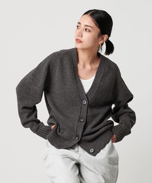 BEAUTY&YOUTH UNITED ARROWS(ビューティーアンドユースユナイテッドアローズ)の「ポリエステルコットンシルク Vネックカーディガン ウォッシャブル(カーディガン/ボレロ・レディース・ダークグレー/ベージュ・FREE)」の4枚目の写真