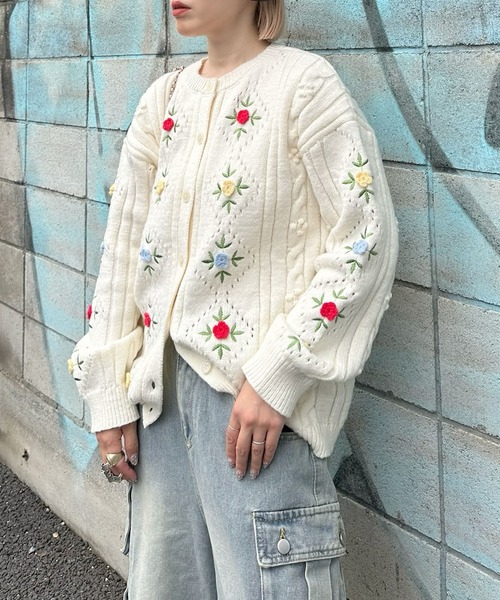 Alley Tokyo(アリートーキョー)の「古着っぽな花BIGカーデ(カーディガン/ボレロ・レディース・オフホワイト/レッド・FREE)」の2枚目の写真