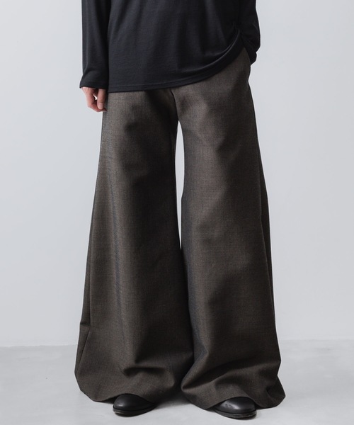 ato(アトウ)の「RECYCLE POLYESTER/WOOL WIDE FLAIR PANTS(その他パンツ・メンズ・ブラック/グレイッシュベージュ・46/44/48)」の2枚目の写真