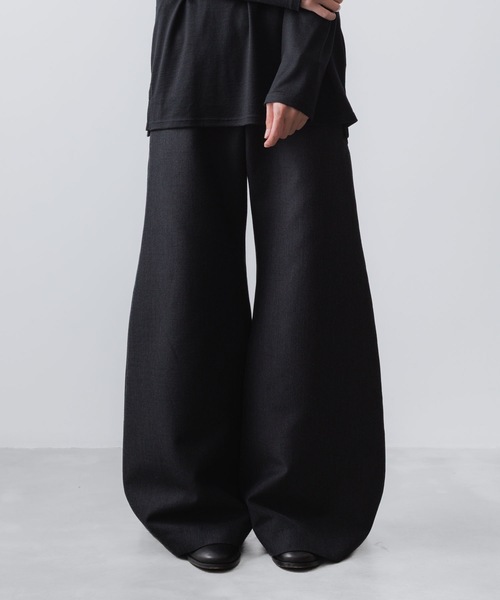 ato(アトウ)の「RECYCLE POLYESTER/WOOL WIDE FLAIR PANTS(その他パンツ・メンズ・ブラック/グレイッシュベージュ・46/44/48)」の1枚目の写真