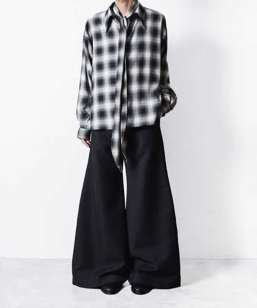 ato(アトウ)の「RECYCLE POLYESTER/WOOL WIDE FLAIR PANTS(その他パンツ・メンズ・ブラック/グレイッシュベージュ・46/44/48)」の7枚目の写真