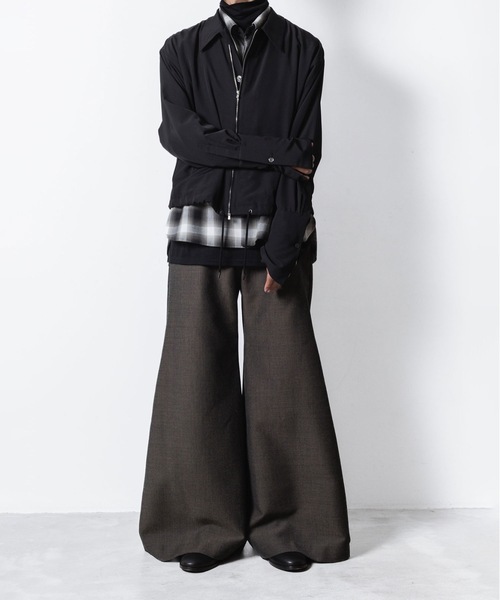 ato(アトウ)の「RECYCLE POLYESTER/WOOL WIDE FLAIR PANTS(その他パンツ・メンズ・ブラック/グレイッシュベージュ・46/44/48)」の4枚目の写真